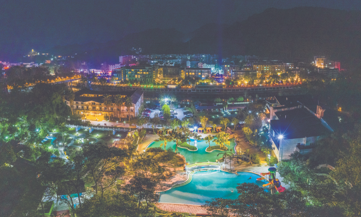 夜幕下的东温泉景区。记者 邹露 供图
